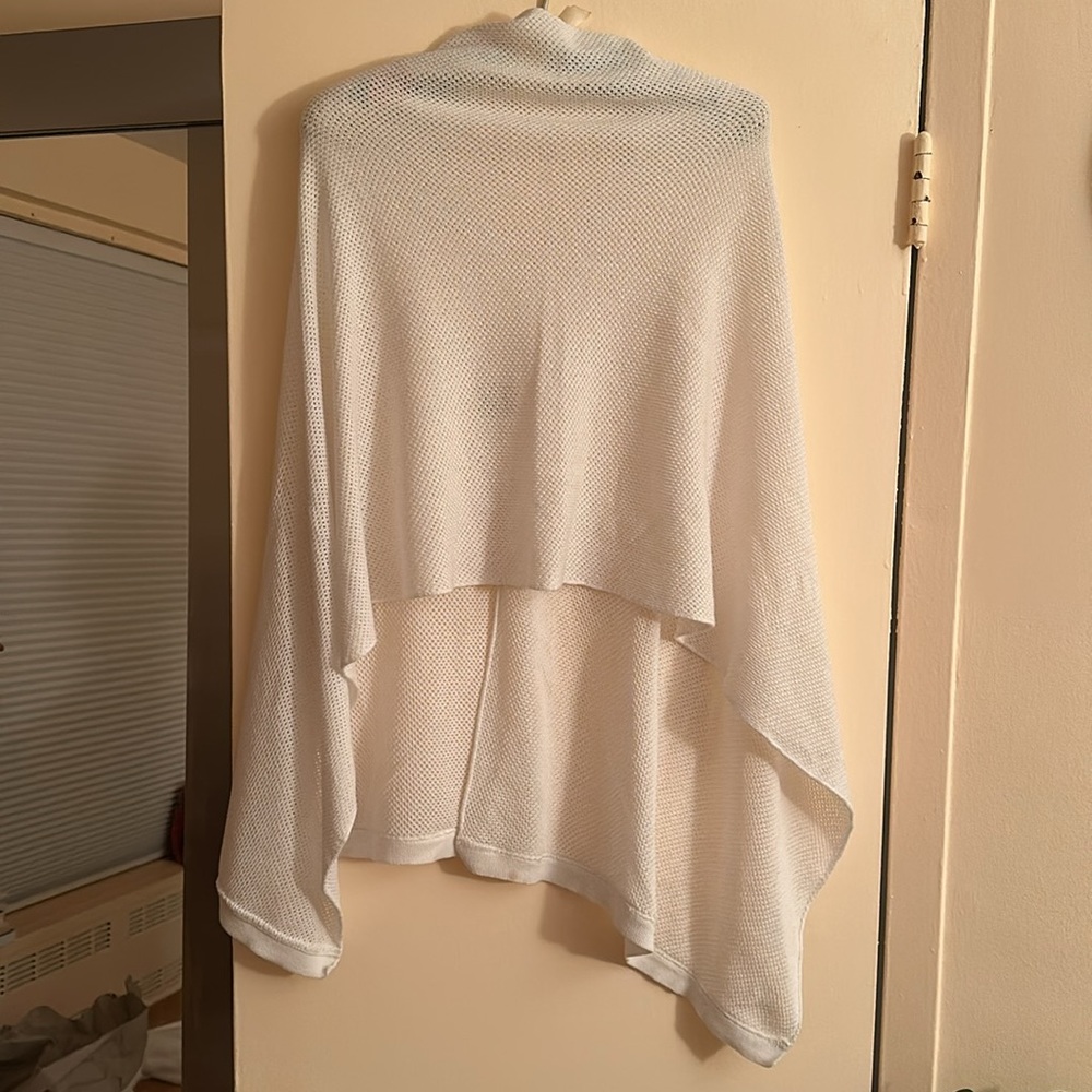 We are Amma nursing cocoon / cover in ivory in excellent pre-loved condition.